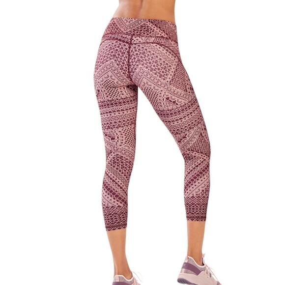 FABLETICS Mid Rise Printed Pureluxe Capri Purple Size XS Performance Wear Sporty - Picture 4 of 9
